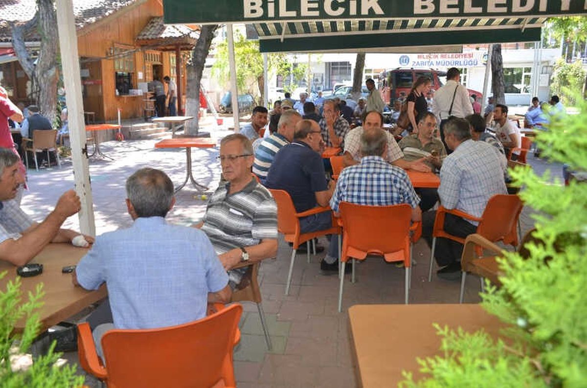 Sıcaktan Bunalan Vatandaşlar Parklarda ve Bahçelerde Serinlemeye Çalıştı