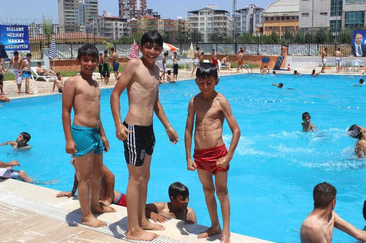 Siverek\'te Sıcaklar Artıkça Yüzme Havuzlarına İlgi Artıyor