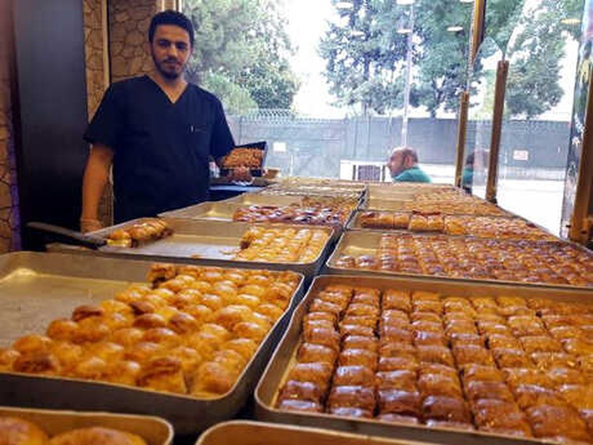 Suriye\'deki Savaştan Kaçtı, Tatlıcı Dükkanı Açtı