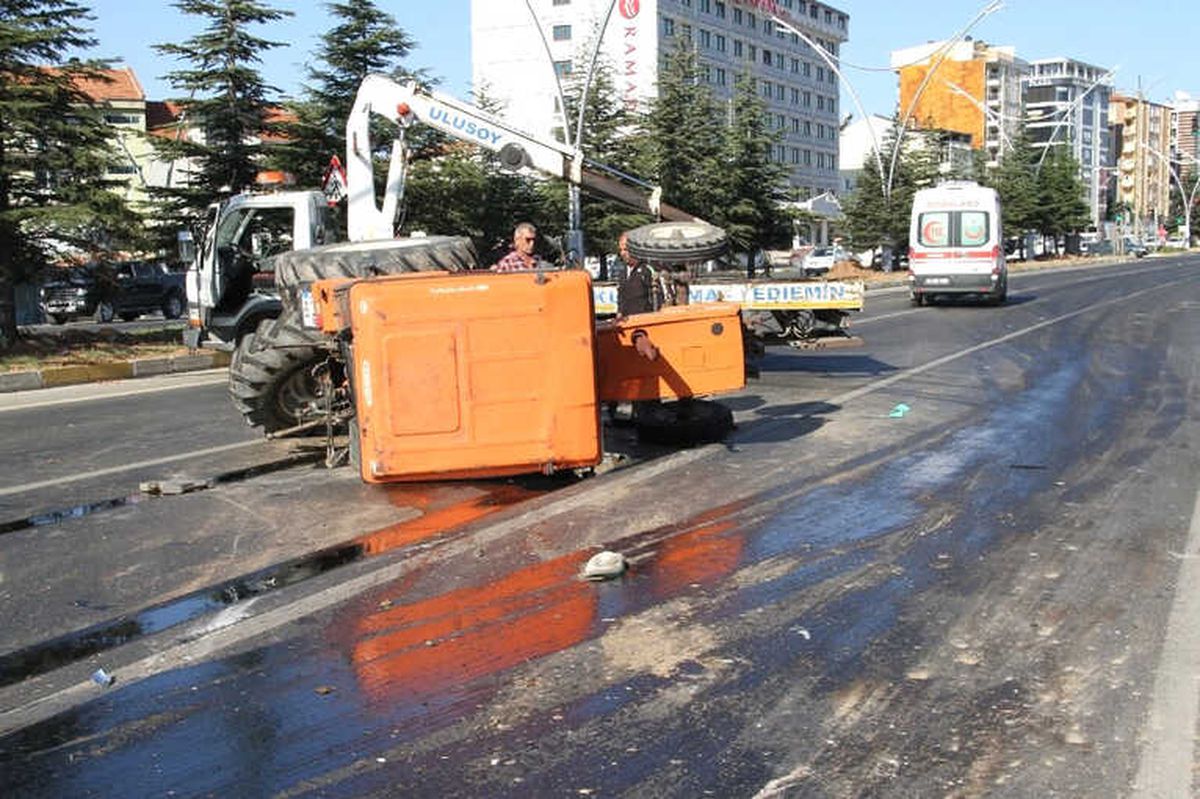 Uşak\'ta Trafik Kazası: 3 Yaralı