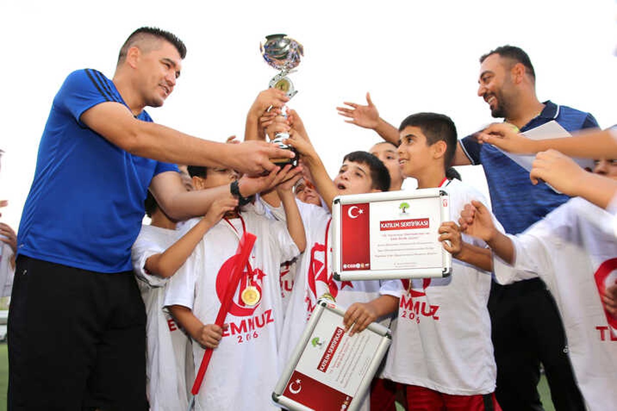 Yeşil Sahada Ay-Yıldızlı Şanlı Bayrağa Sımsıkı Sarıldılar