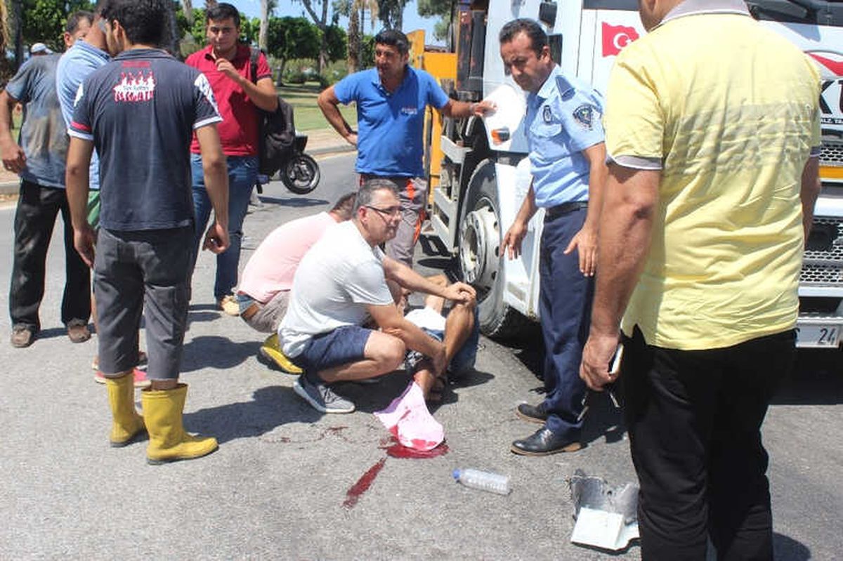 Yoldan Çıkıp Sürüklenen Motosiklet Ters Yönden Gelen Kamyonun Altına Girdi