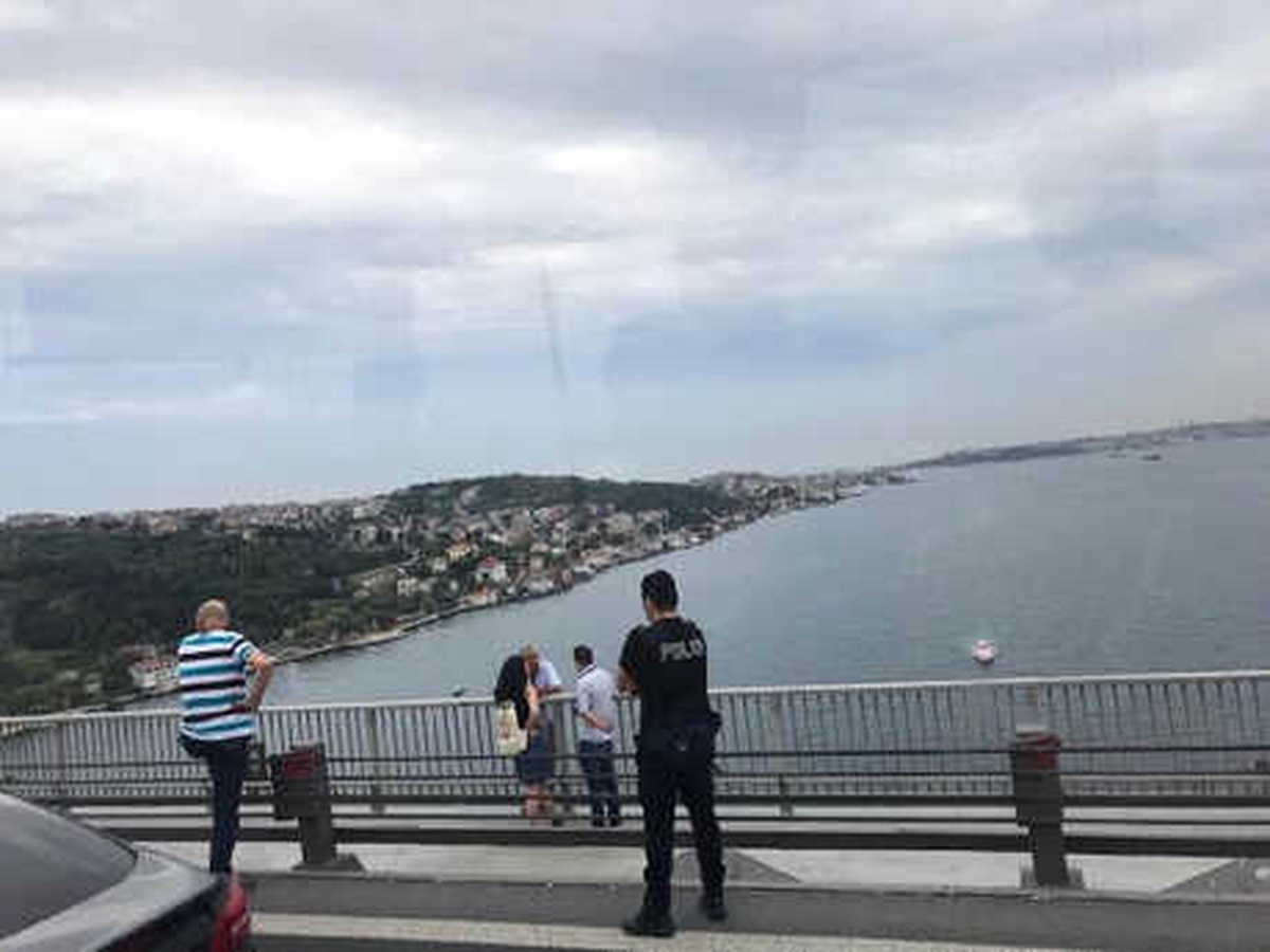 15 Temmuz Şehitler Köprüsü\'nde İntihar Girişimi (1)