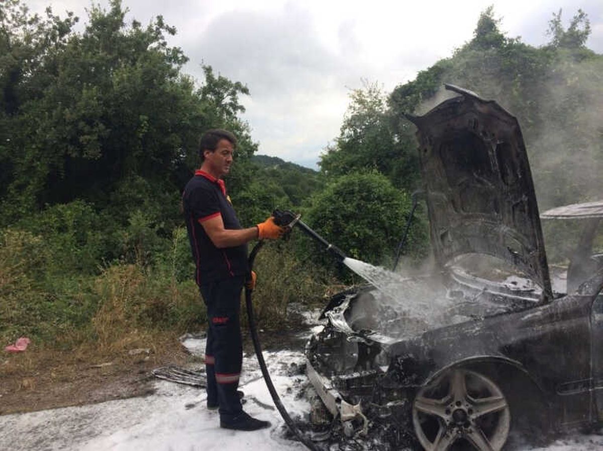 Alev Alev Yanan Otomobil Küle Döndü