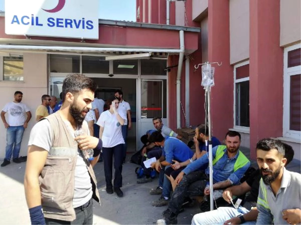 Aliağa\'da 600 İşçi, Gıda Zehirlenmesi Şüphesiyle Hastaneye Kaldırıldı