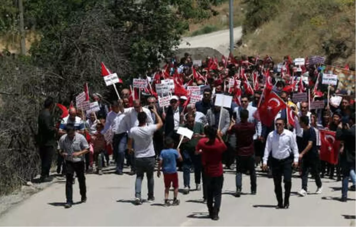 Bahçesaray\'da PKK\'nın 25 Yıl Önce Katlettiği 24 Kişi Anıldı