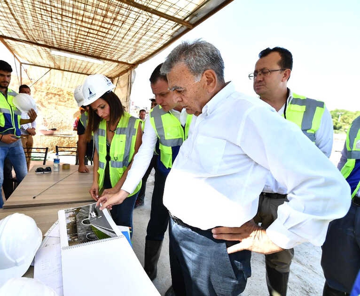 Başkan Çizmeleri Giydi, İzmir\'in En Uzun Tünelini İnceledi
