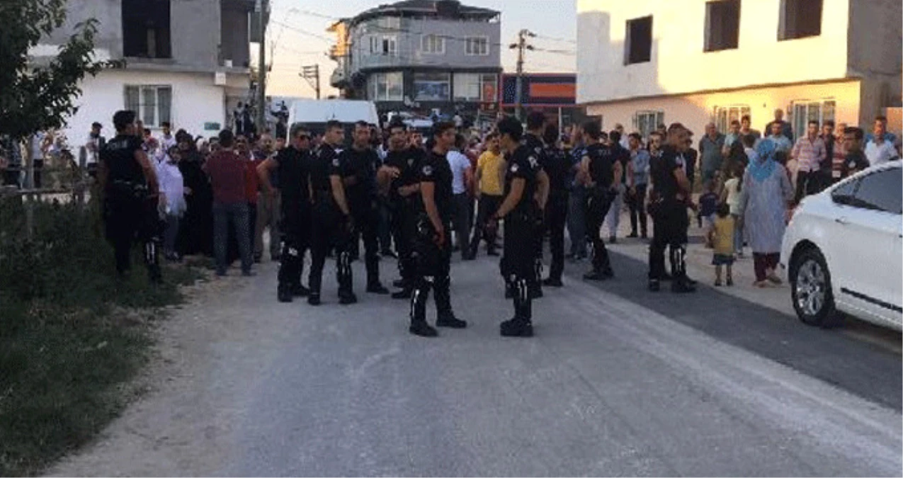 Kaçak Motosikletlinin Yakınları ile Polis Arasında Kavga: 3\'ü Polis 4 Yaralı