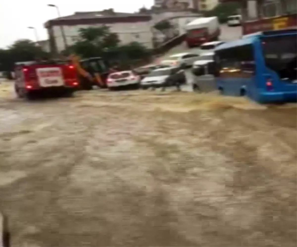 Çengelköy\'de Yollar Nehre Döndü