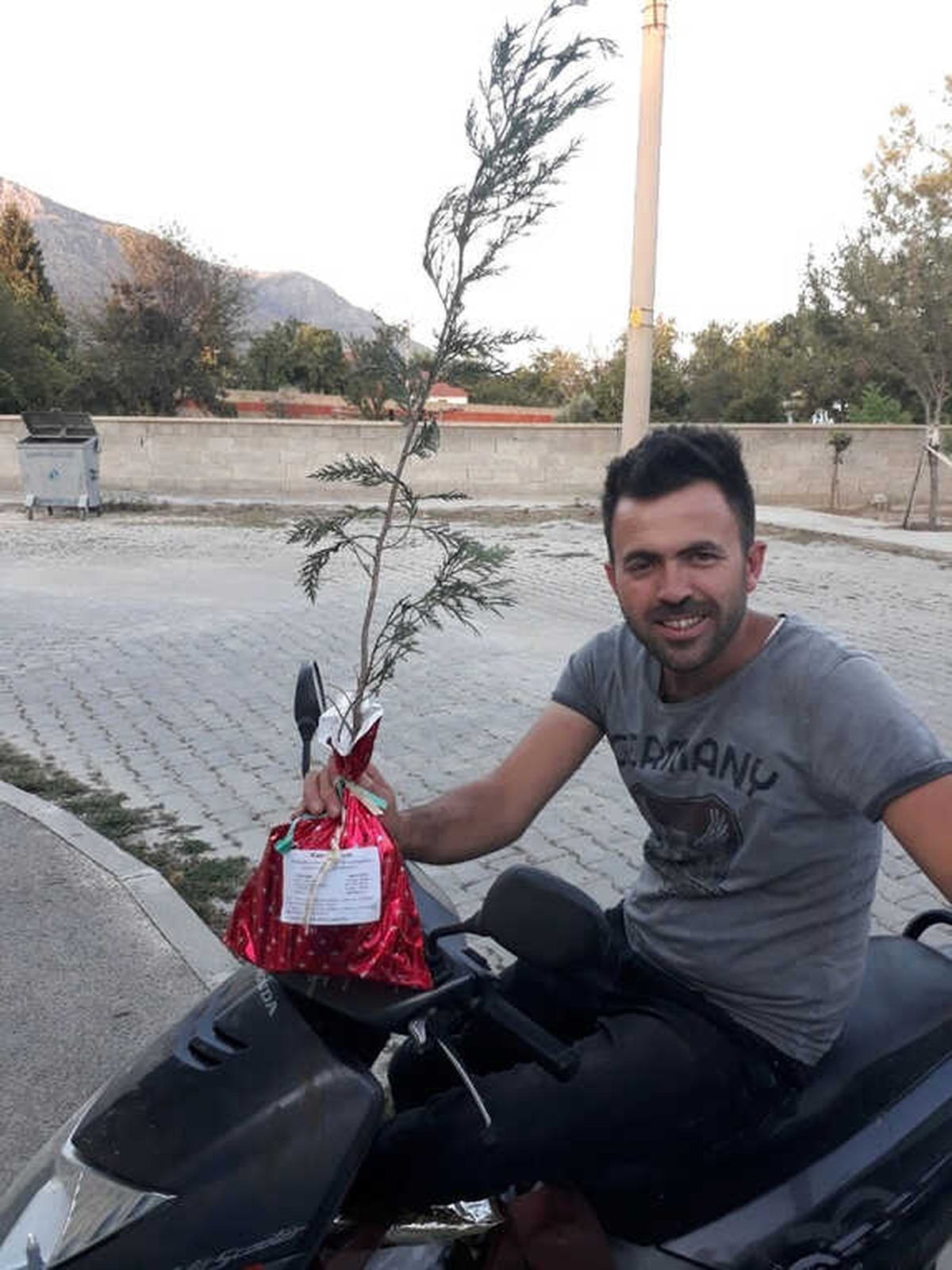Düğünlerine Fidanlı Davetiye Gönderdiler