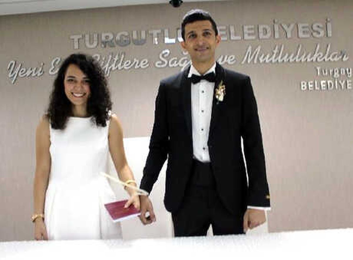 Emniyet Müdürü, Polis Damat ve Geline Plastik Kelepçe Taktı