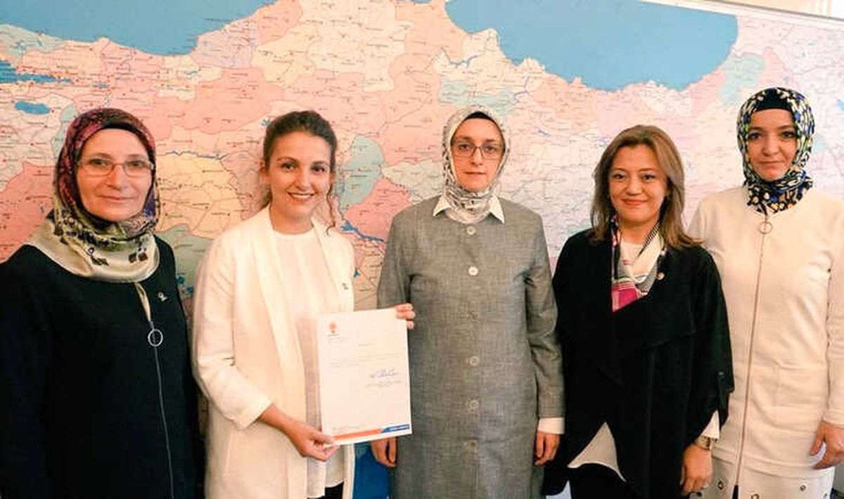 Esra Zeytin Sürücüoğlu, AK Parti Kütahya İl Kadın Kolları Başkan Vekili Oldu