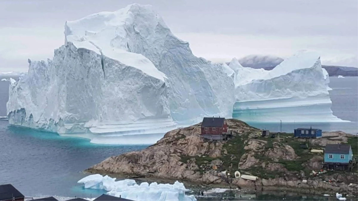 Grönland\'ta Küçük Bir Kasabada 11 Milyon Tonluk Buzdağları