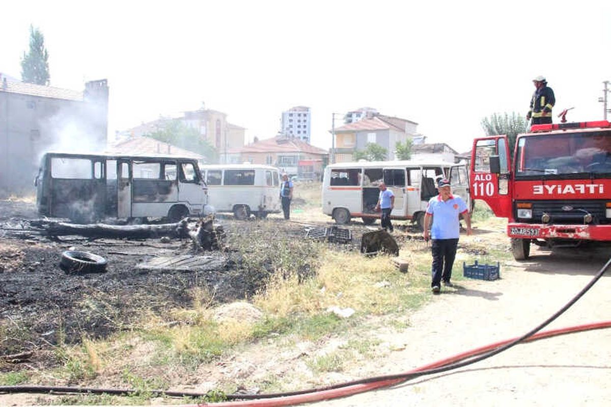 Karaman\'da Minibüslerin Konduğu Boş Arsada Yangın Çıktı