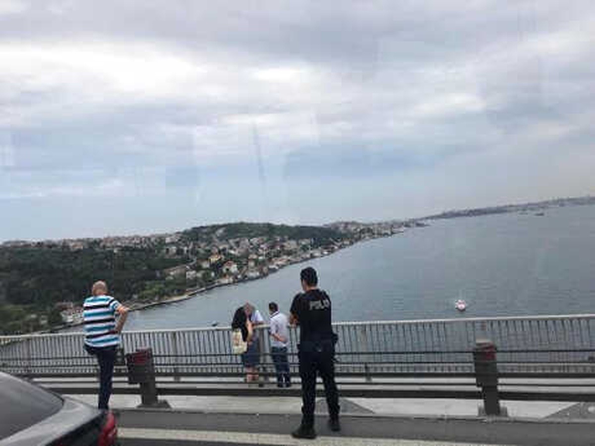 Köprü Korkuluklarına Çıkan Kişi 4 Saatte İkna Edildi