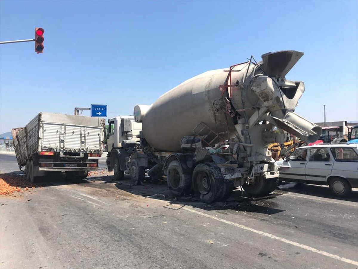 Manisa\'da Trafik Kazası: 4 Yaralı