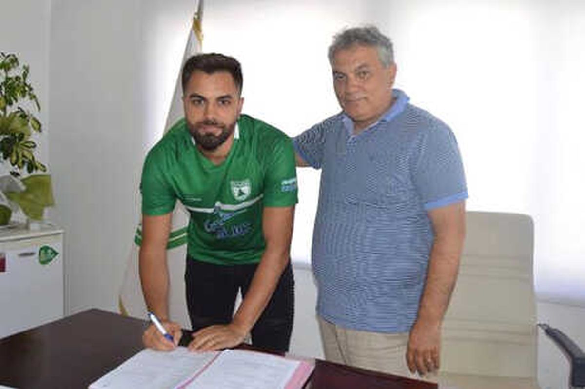 Muğlaspor Zeki\'yle İmzaladı