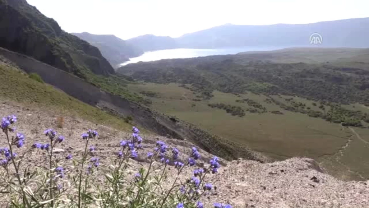 Nemrut Krater Gölü\'ne Ziyaretçi Akını