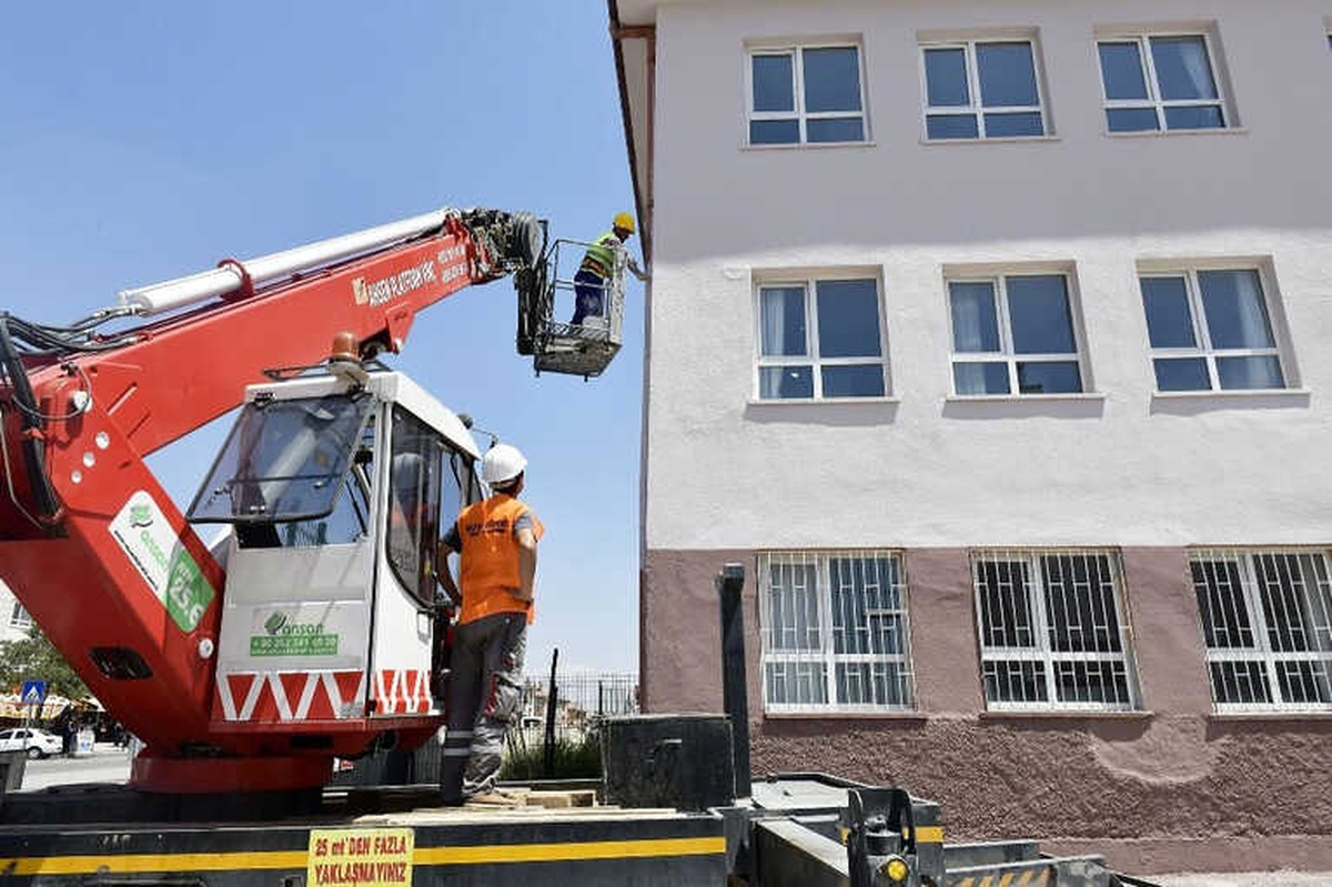 Öğrenciler Tatil, Belediye Tadilat Yapıyor