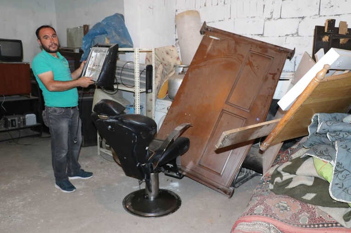 İkinci El Eşya Satarak Hasta Eşine ve Çocuğuna Bakıyor