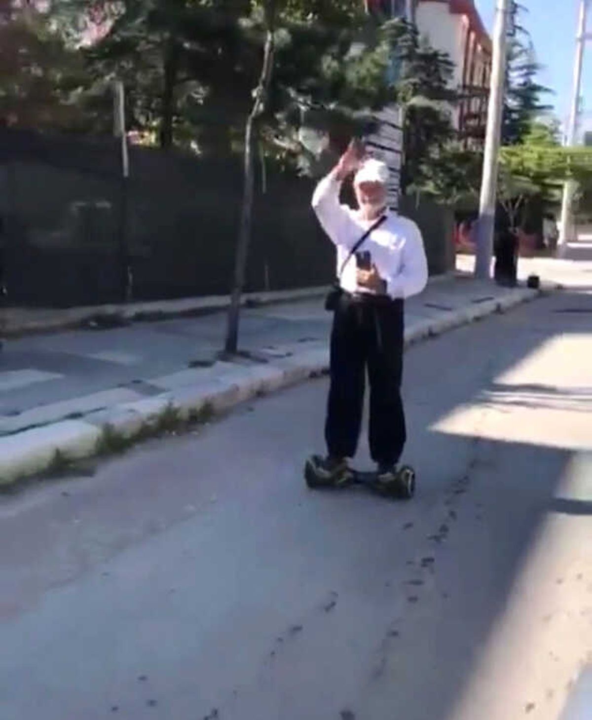 Yaşlı Adamın Kaykay Keyfi