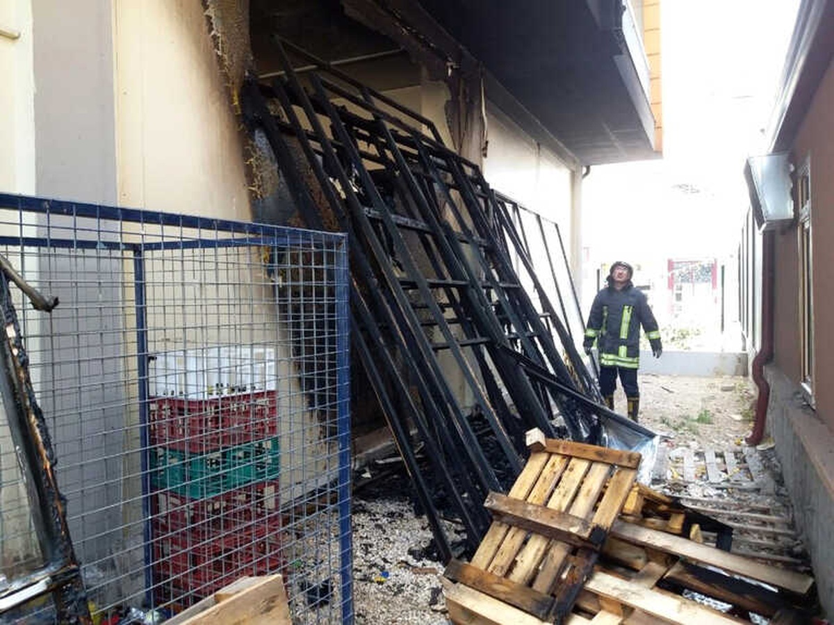 Palet ve Naylonlardan Çıkan Yangın Markete Sıçradı