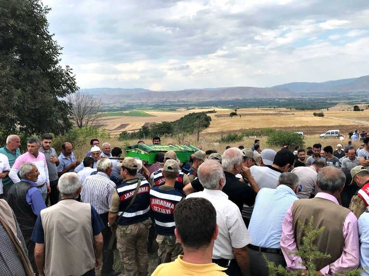 Piknikten Dönerken Kazada Hayatını Kaybedenler Defnedildi