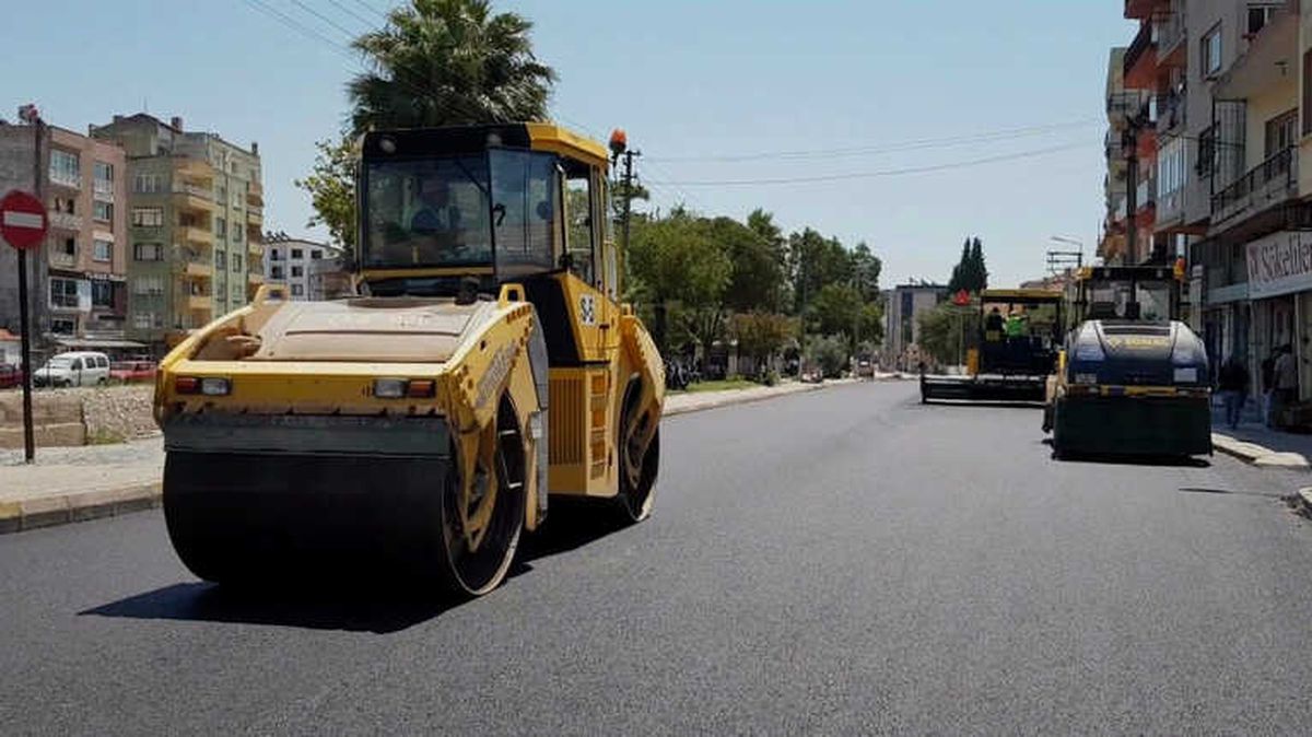 Söke\'de Sıcak Asfalt Çalışmaları Devam Ediyor