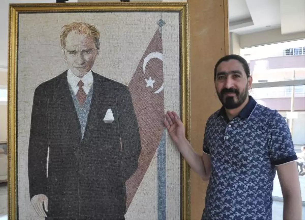 Suriyeli Ressam 40 Bin Mozaik Taşıyla Atatürk\'ün Portresini Resmetti