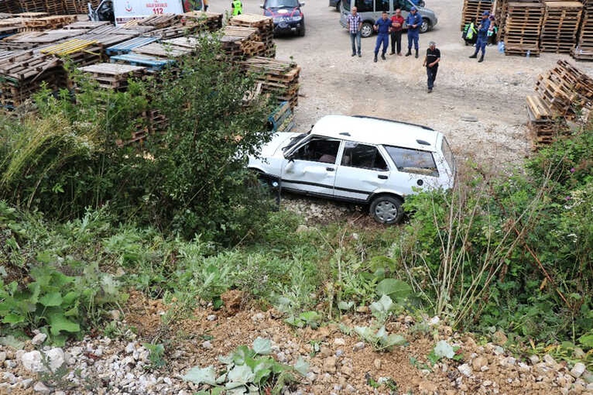 Ters Yönde Gelen Tırın Sıkıştırdığı Otomobil Şarampole Yuvarlandı