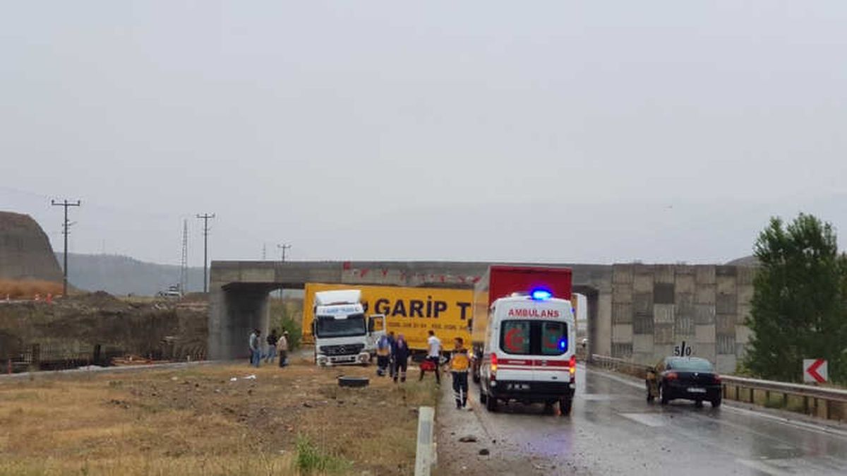 Tosya\'da Tır Refüje Çıktı: 1 Yaralı