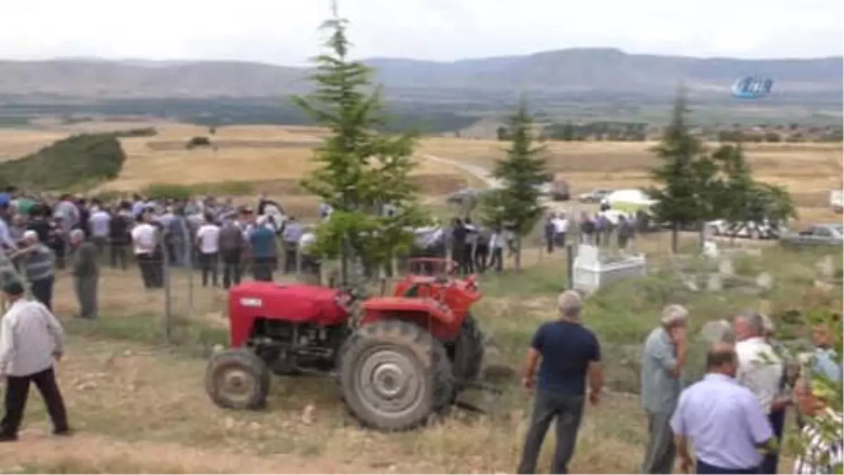 Traktör Kazasında Hayatını Kaybedenler Defnedildi