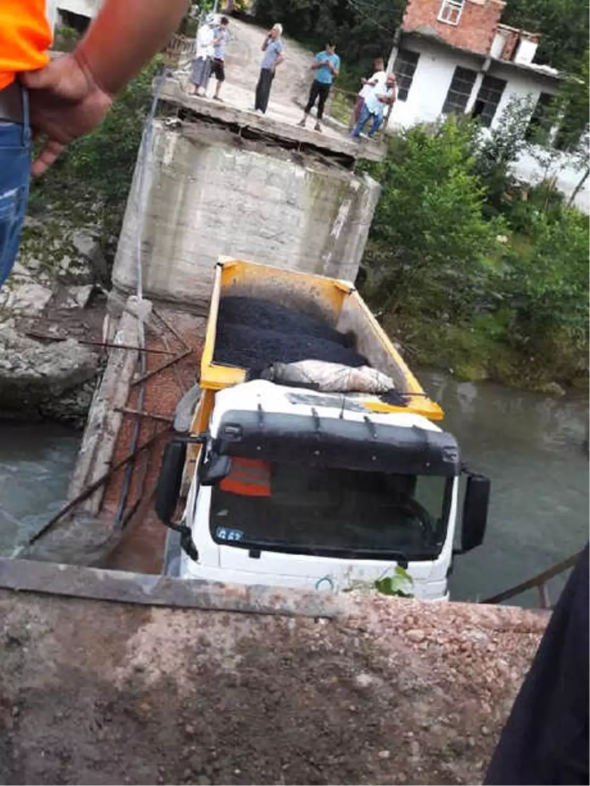 Üzerinden Kamyon Geçtiği Sırada Köprü Çöktü