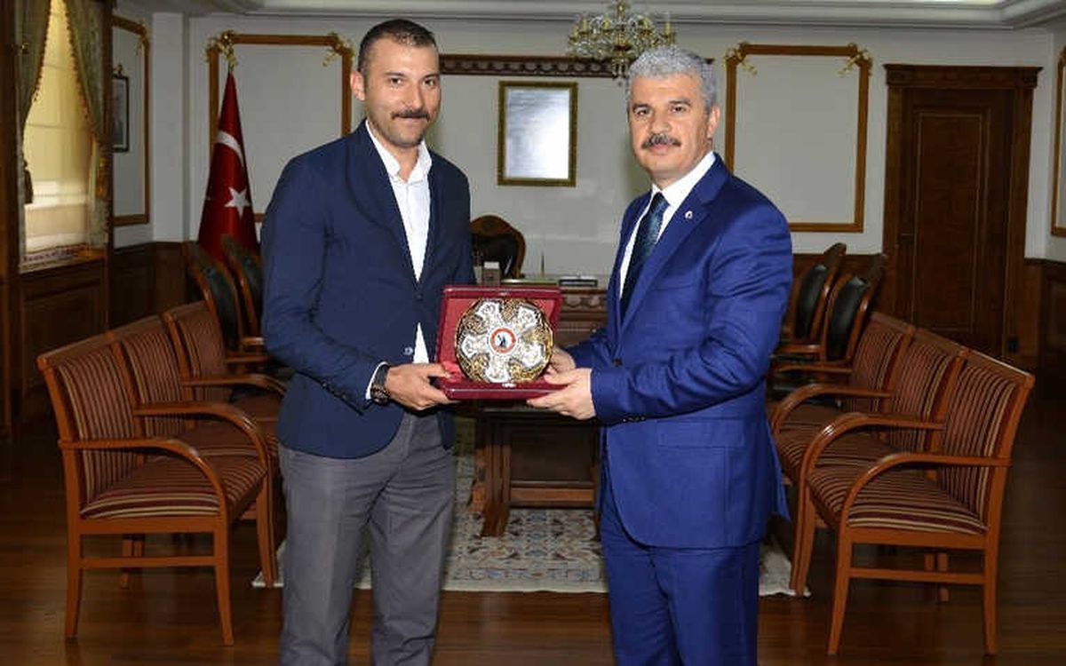 Vali Akın, Şehit Ailelerinin Mektuplarını Götüren PTT Memurunu Tebrik Etti