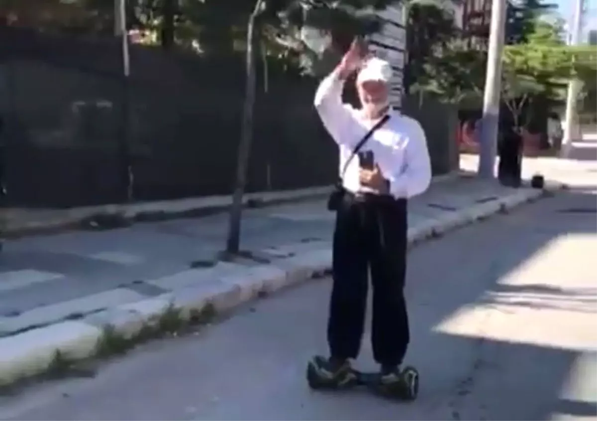 Yaşlı Adamın \'Hoverboard\' Keyfi