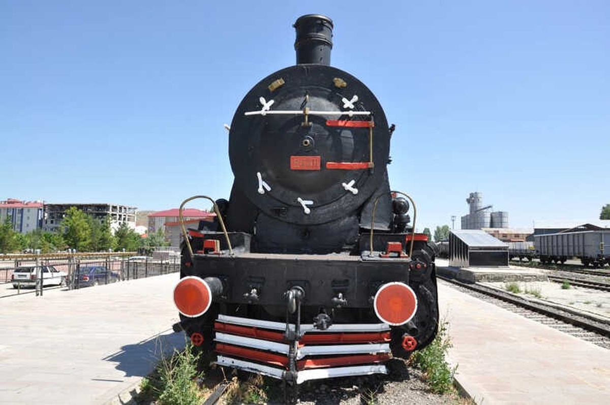 76 Yıllık Kara Tren Kars Garı\'nda Sergileniyor