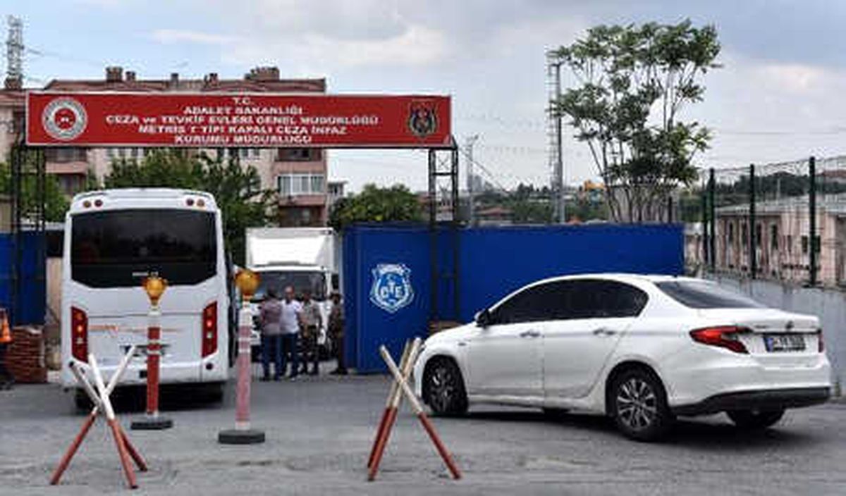 Adnan Oktar Soruşturması: Tutuklananlar Metris Cezaevi\'ne Getirildi