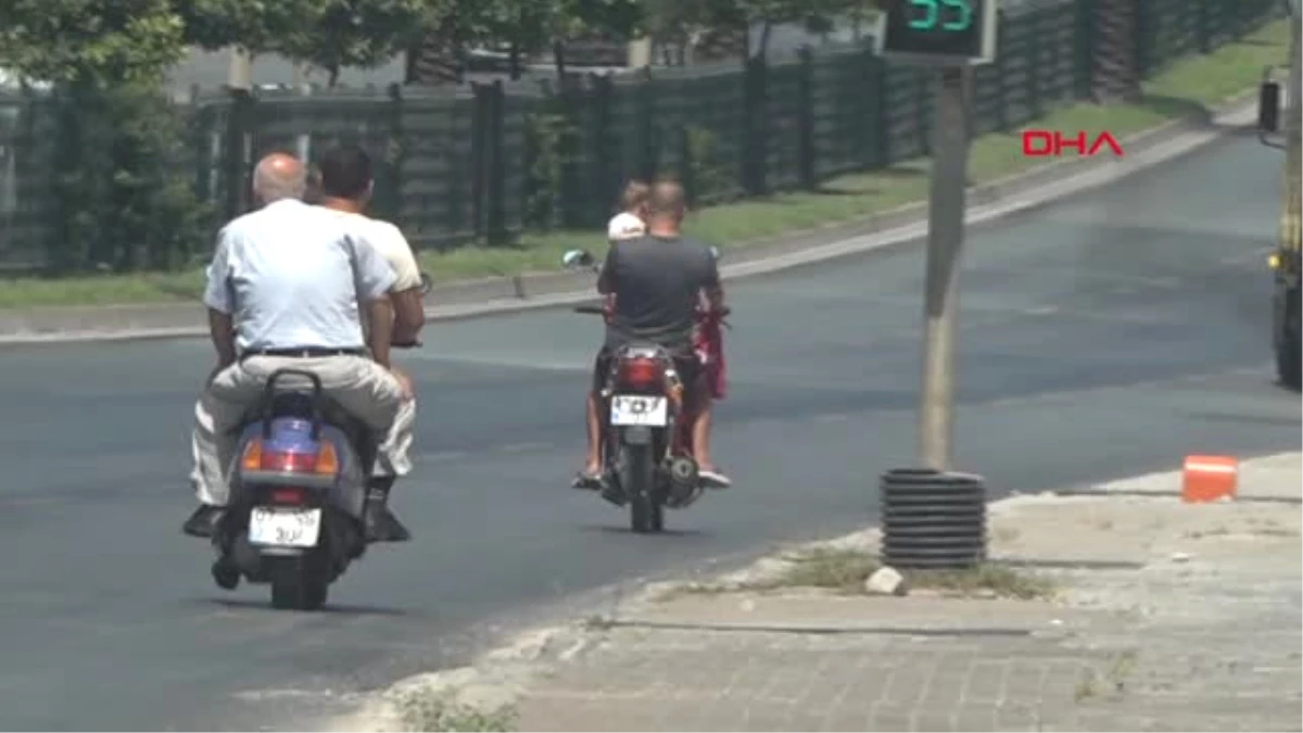 Antalya Bir Koluyla Motosiklet Sürdü, Diğeriyle Çocuğu Taşıdı, Öptü