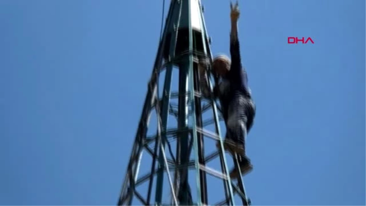 Balıkesir\'de Kadın Minare Bakım Ustası Erkeklere Taş Çıkartıyor
