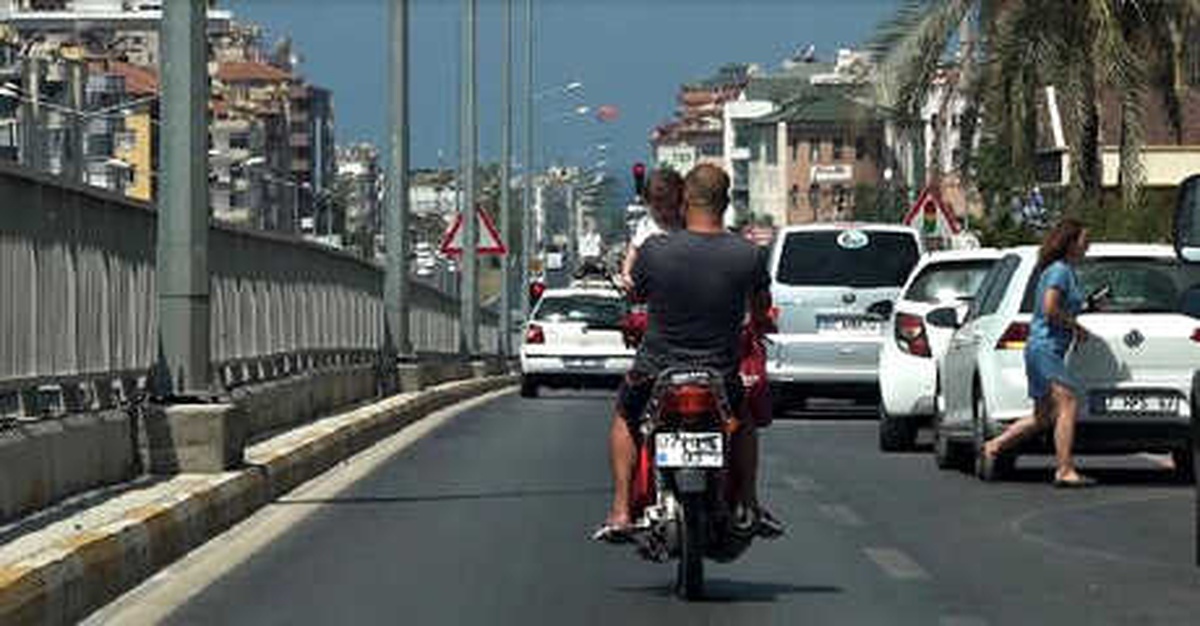 Bir Koluyla Motosiklet Sürdü, Diğeriyle Çocuk Taşıdı