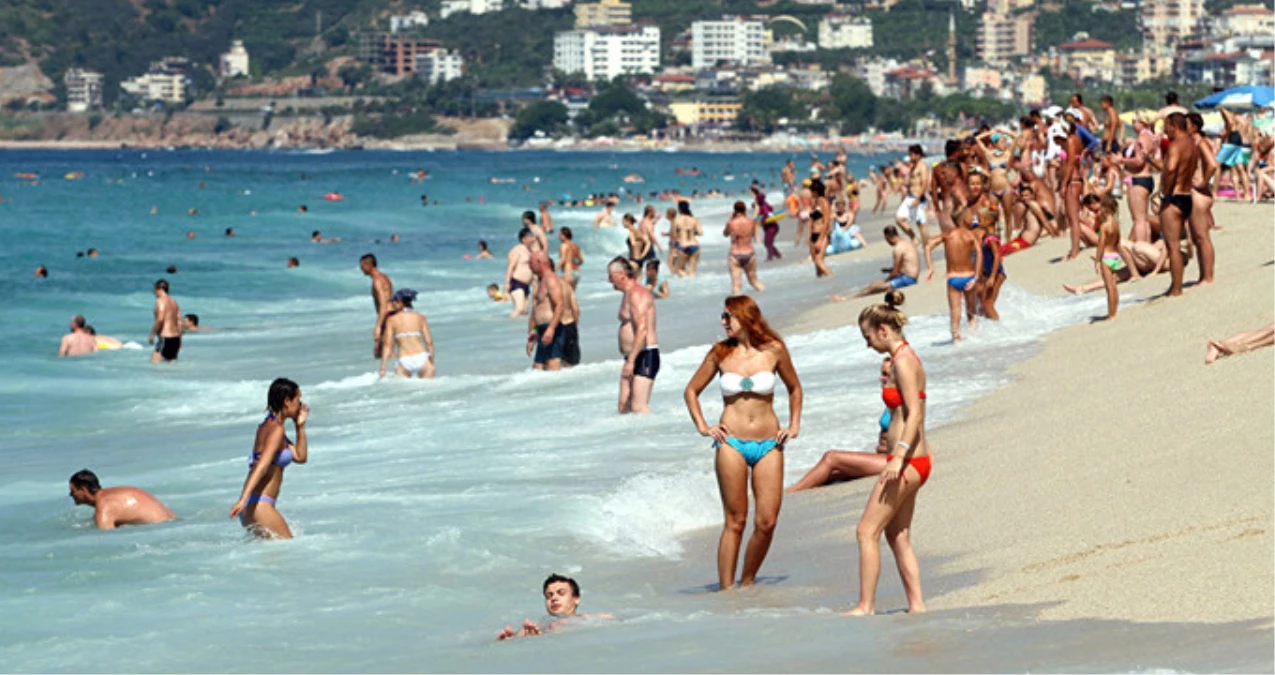 Çeşme Plajlarında Adım Atacak Yer Kalmadı