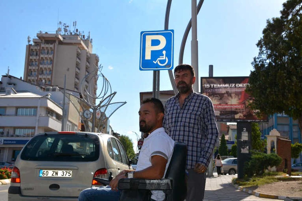 Dernek Önüne Park Eden Sürücüler Engellileri İsyan Ettirdi