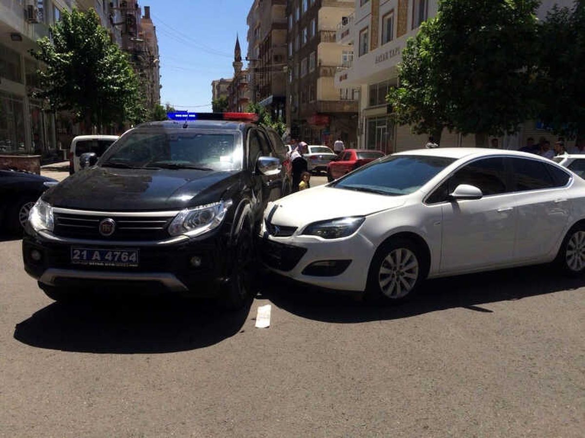 Diyarbakır\'da Polis Aracı Kaza Yaptı