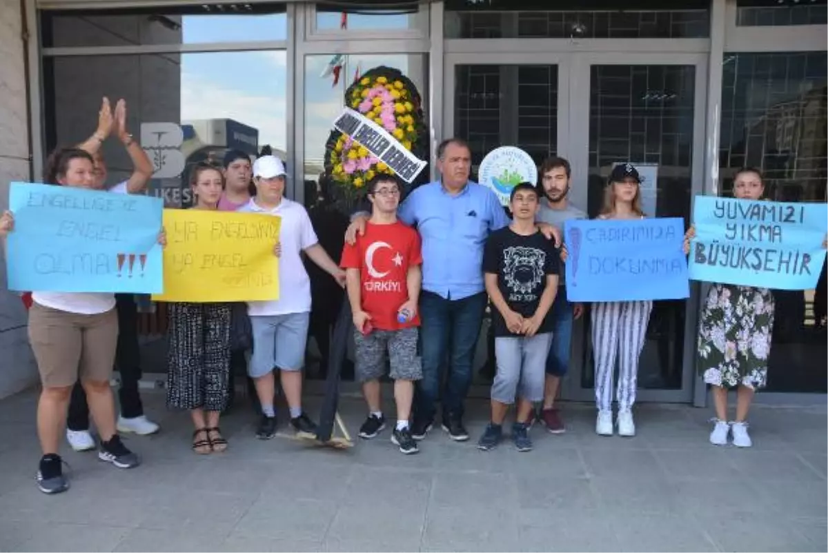 Engelliler, Kafenin Mühürlenmesini Protesto Etti