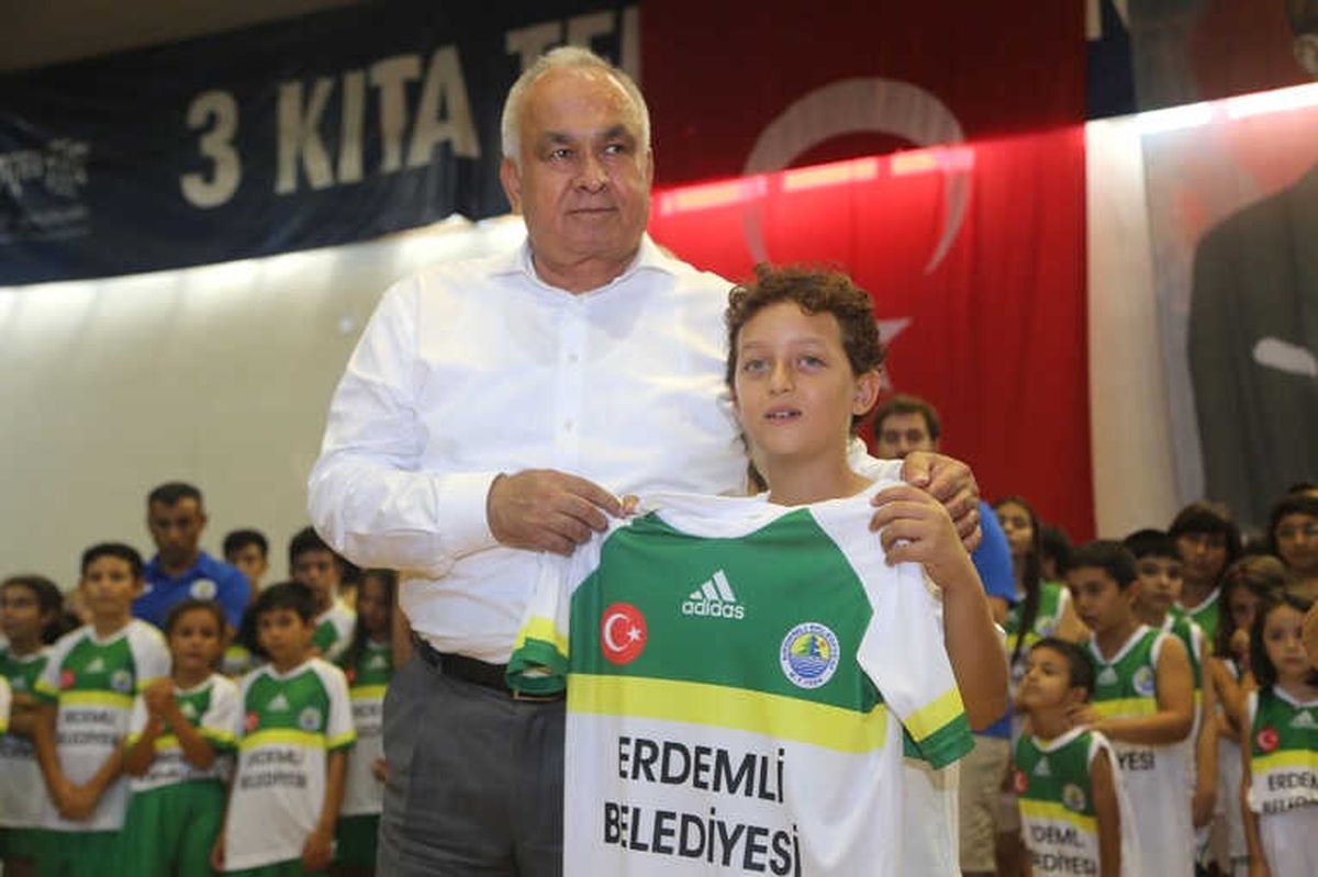 Erdemli\'de Belediyeden Amatör Sporculara Forma Desteği