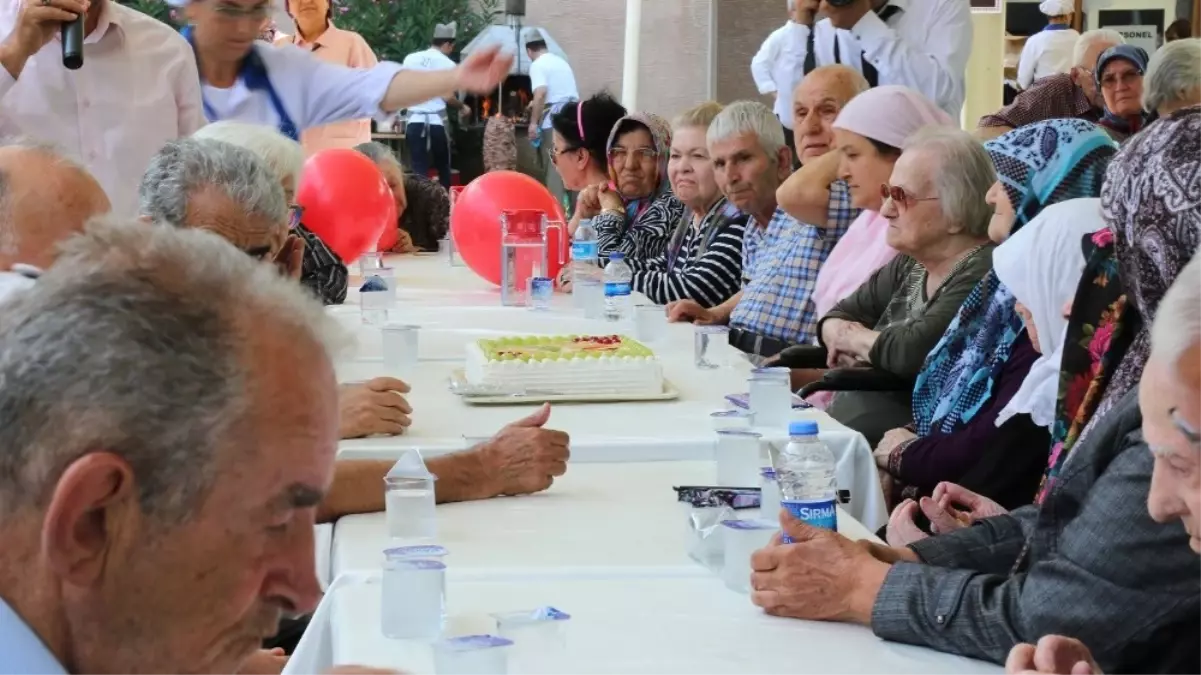 Huzurevinde Doğum Günü Sürprizi