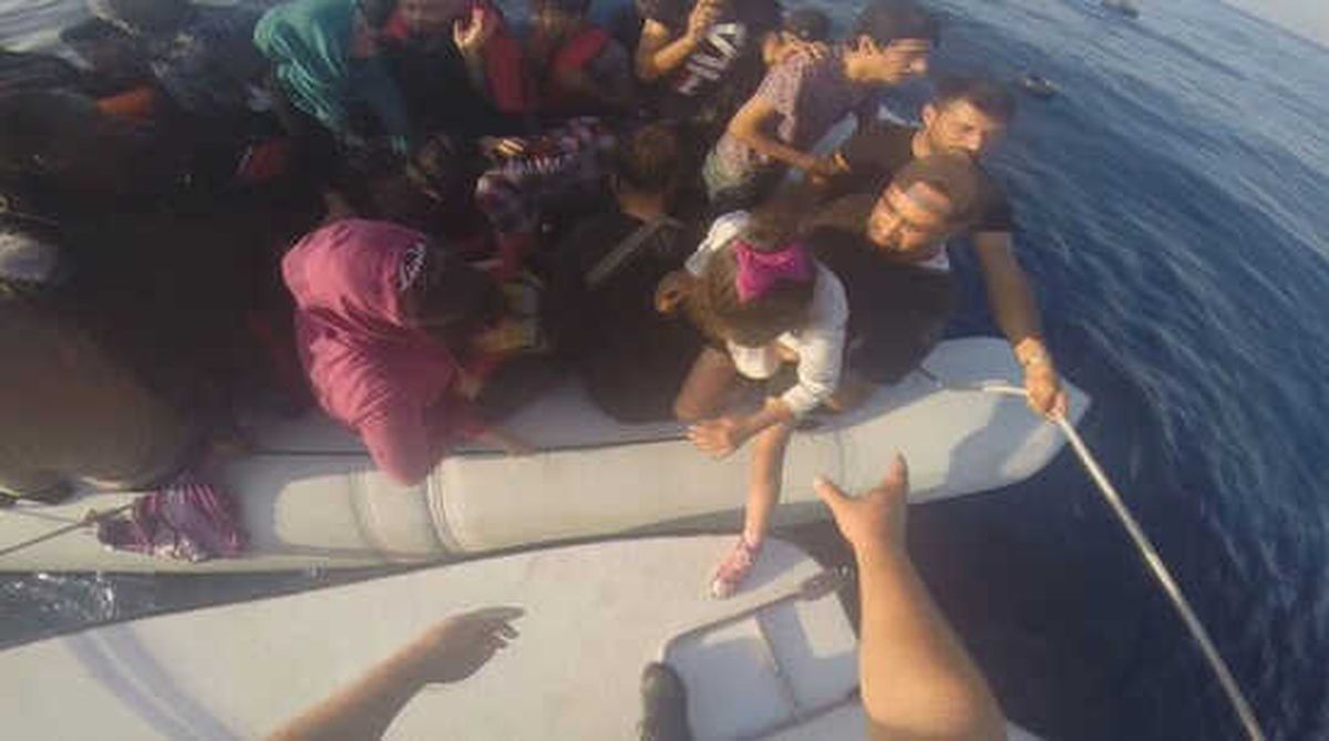 İzmir\'de 53 Kaçak Göçmen Yakalandı