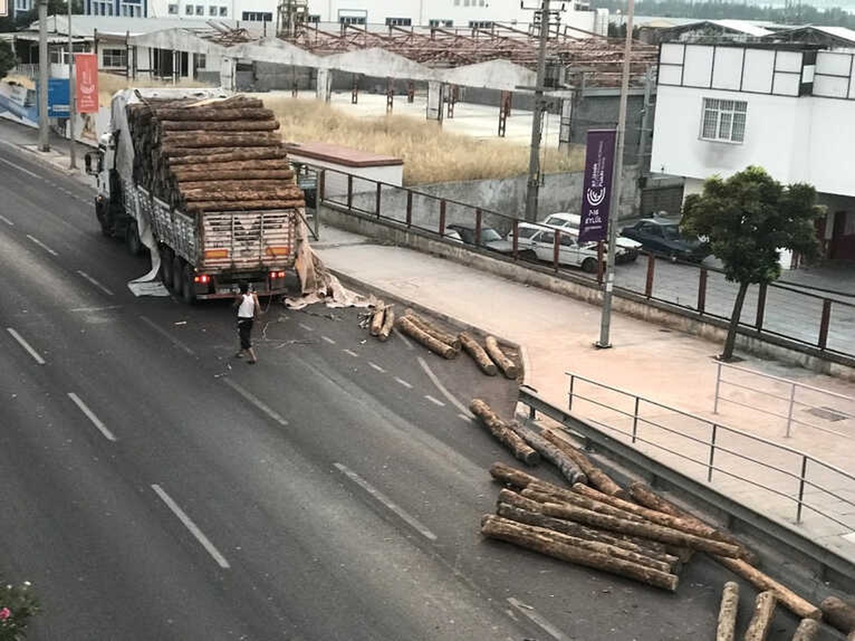 İzmir\'de Tır Dorsesinde Bulunan Tomruklar Üst Geçide Çarptı, Yola Savruldu