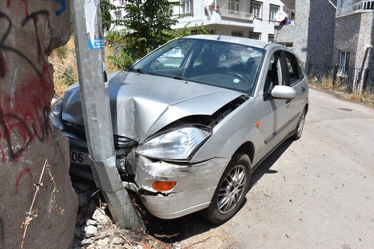 Kadın Sürücü Direğe Çarptı: 4 Yaralı