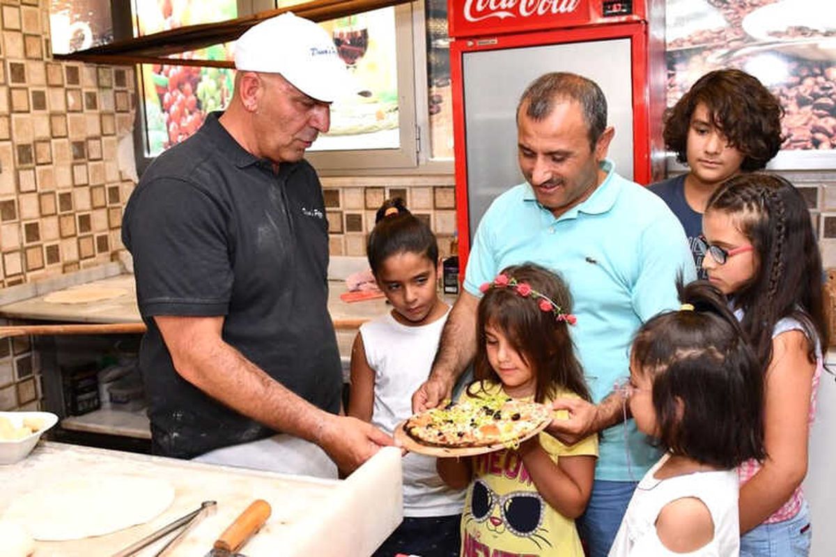 Madonna\'ın Pizzacısı, Tunceli\'de Yetim Çocuklara Pizza Yaptı